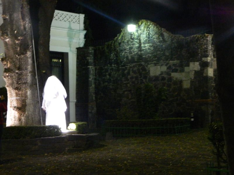 Escultura de La Llorona en la Plaza de Santa Catarina, Coyoacan, durante celebraciones de Dia de Muertos