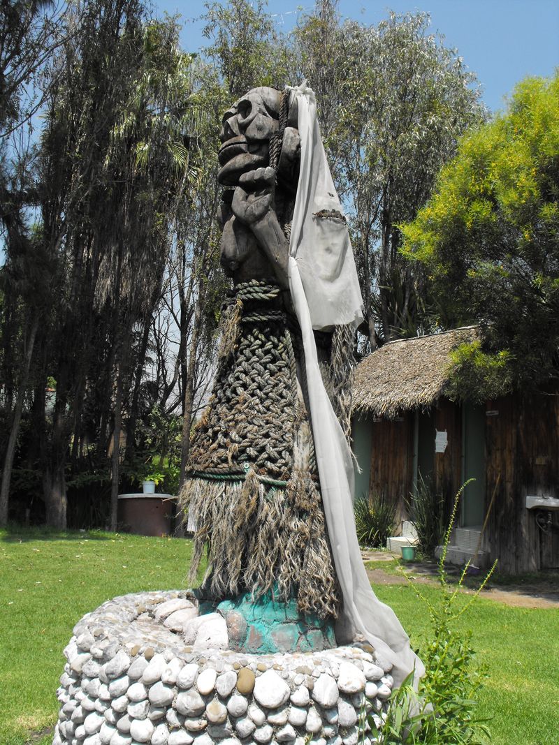 Representacion artistica de La Llorona tallada en madera con velo blanco, ubicada en la isla de La Llorona en los canales de Xochimilco