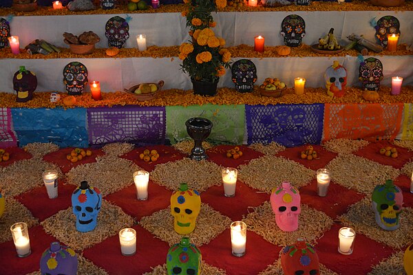 Calaveras en ofrenda de Dia de Muertos, tradicion mexicana ligada al mundo de los espiritus