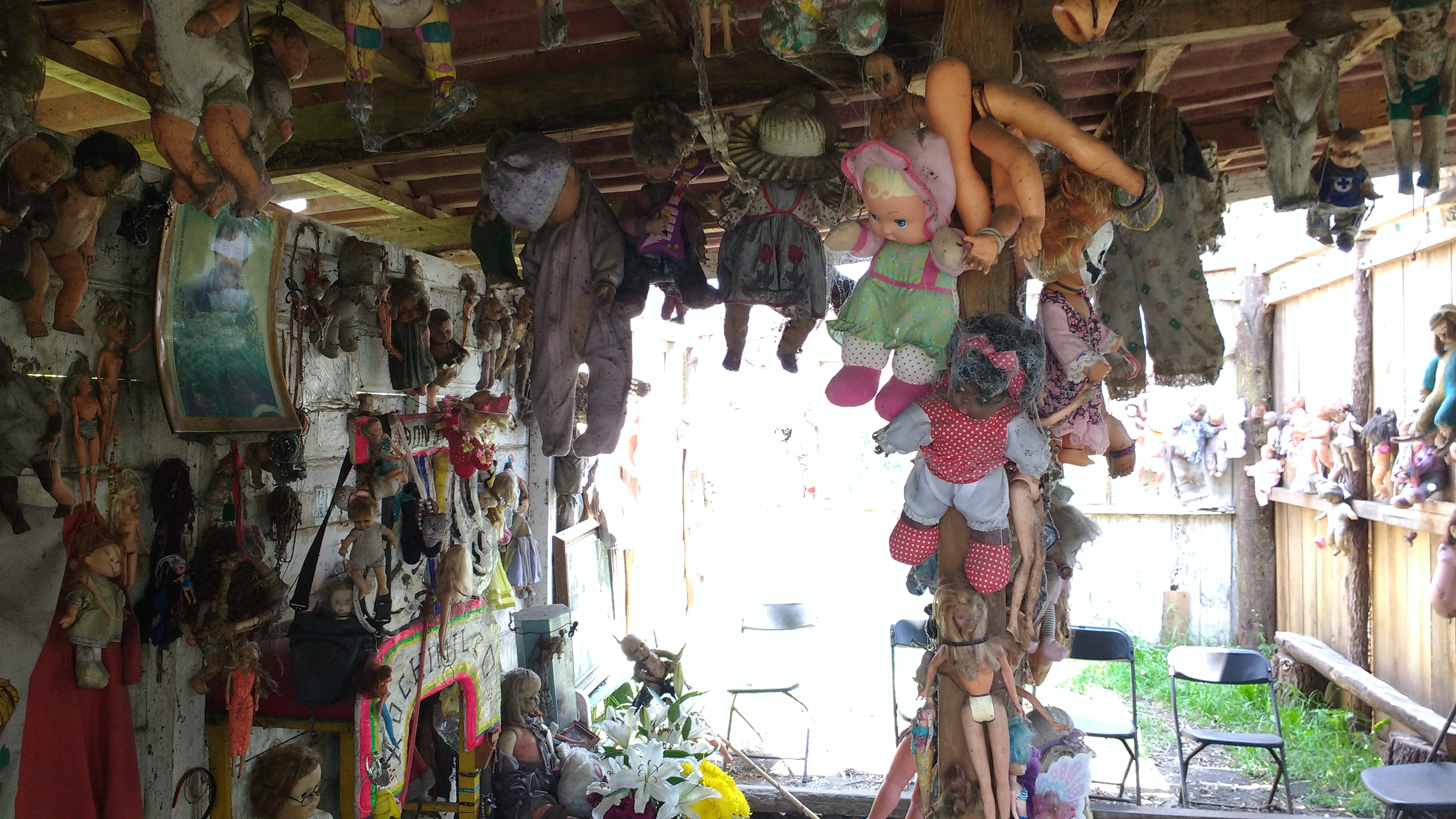 Cabana principal de la Isla de las Munecas en Xochimilco, cubierta con cientos de munecas colgadas