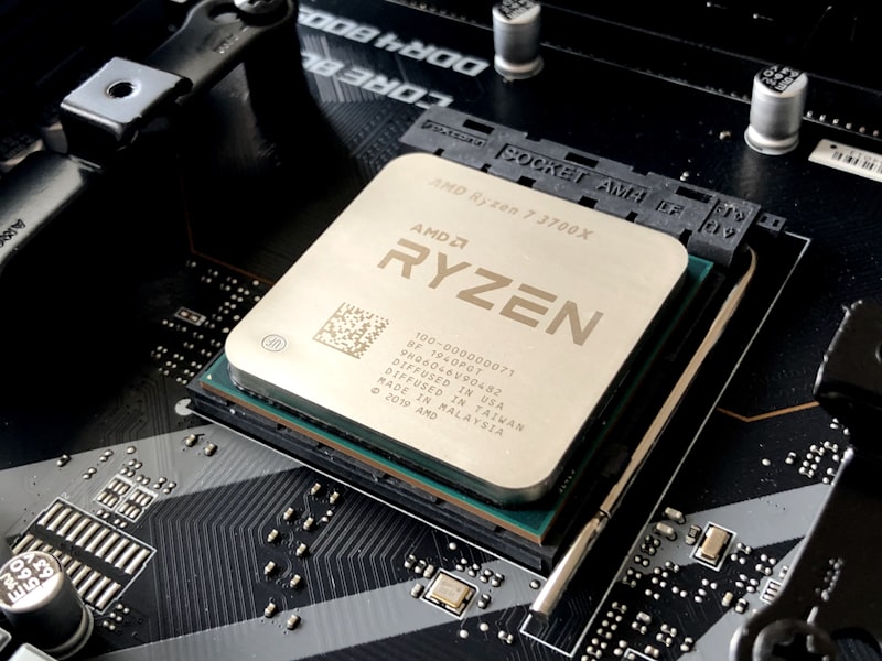 Procesador AMD instalado en socket de motherboard — vista cercana